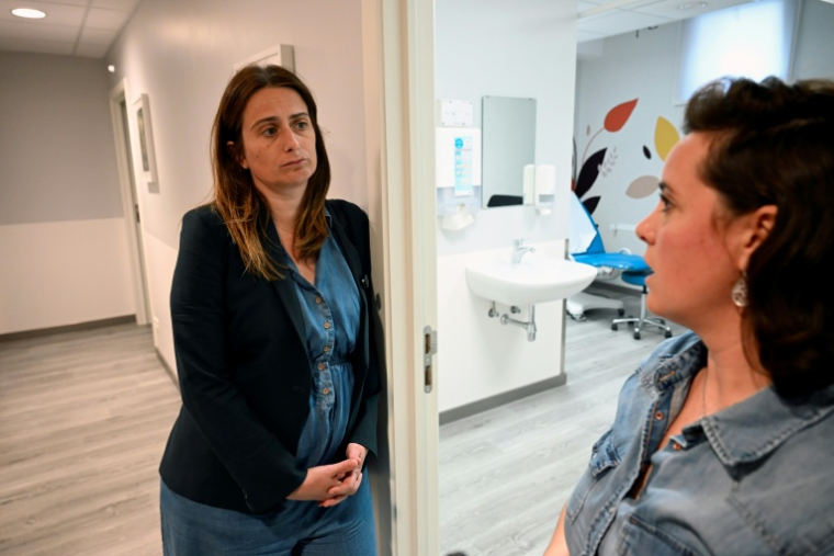 La secrétaire nationale du parti Les Écologistes, Marine Tondelier, visite un centre d'accueil des victimes de violences sexuelles à Bruxelles, le 15 juin 2026 ( AFP / Nicolas TUCAT )