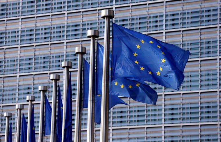 Des drapeaux de l'Union européenne flottent devant le siège de la Commission européenne à Bruxelles