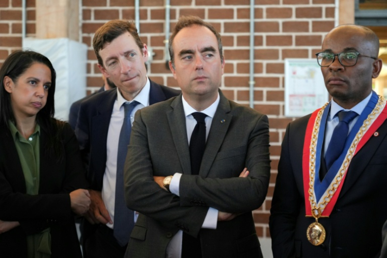 Le Premier ministre Sébastien Lecornu, entouré par les ministres des Outre-mer Naïma Moutchou et de l'Education Edouard Geffray et le maire de Mamoudzou, Ambdilwahedou Soumaïla, le 27 août 2026 à Mayotte ( AFP / Marine Gachet )