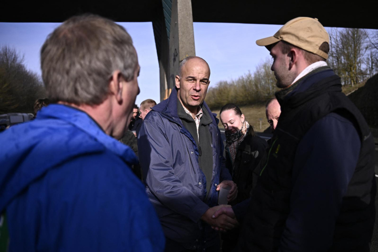 Arnaud Rousseau, président de la FNSEA, sur le barrage de l'autoroute A16, près de Beauvais, le 28 janvier 2024. ( AFP / JULIEN DE ROSA )