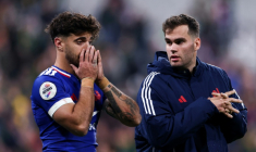 Le demi d'ouverture français Romain Ntamack (à gauche) et l'ailier français Damian Penaud à la fin du match contre l'Afrique du Sud, au Stade de France, le 8 novembre 2025 ( AFP / FRANCK FIFE )