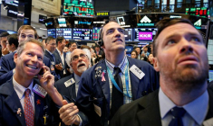 Des traders travaillent à la Bourse de Wall Street