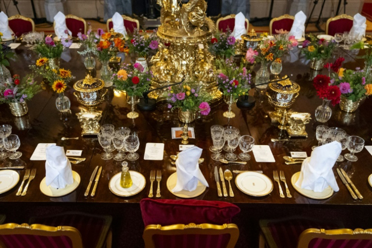 La table dressée pour le banquet d'Etat au château de Windsor, à l'occasion de la deuxième visite d'Etat du président américain Donald Trump, le 17 septembre 2025 à Windsor ( POOL / Aaron Chown )