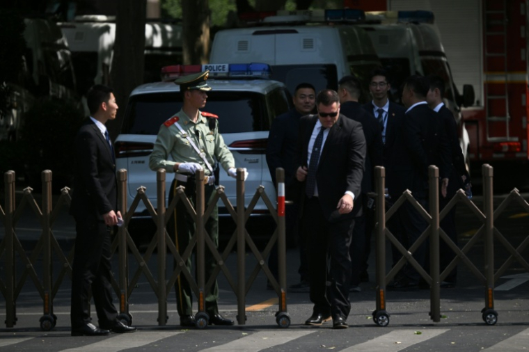Les forces de sécurité surveillent les environs de l'ambassade des Etats-Unis à Pékin avant l'arrivée du président Donald Trump, le 12 mai 2026 ( AFP / Pedro PARDO )