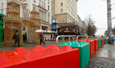 Le marché de Noël de Magdebourg, en Allemagne, protégé par des blocs de béton, le 20 novembre 2025 ( AFP / Odd ANDERSEN )