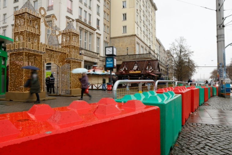 Le marché de Noël de Magdebourg, en Allemagne, protégé par des blocs de béton, le 20 novembre 2025 ( AFP / Odd ANDERSEN )
