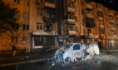 Des secouristes ukrainiens interviennent sur un immeuble résidentiel après une attaque de drones à Kharkiv dans la nuit du 2 au 3 mai 2025 ( AFP / SERGEY BOBOK )