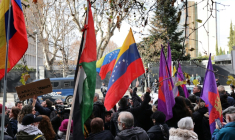 Manifestation devant l'ambassade des Etats-Unis à Madrid pour dénoncer une "agression impérialiste", après l'enlèvement du président du Venezuela Nicolas Maduro au cours d'une opération militaire américaine, le 4 janvier 2026 ( AFP / Thomas COEX )