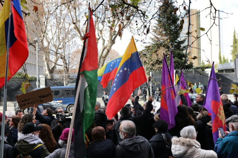 Manifestation devant l'ambassade des Etats-Unis à Madrid pour dénoncer une "agression impérialiste", après l'enlèvement du président du Venezuela Nicolas Maduro au cours d'une opération militaire américaine, le 4 janvier 2026 ( AFP / Thomas COEX )