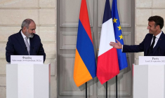 Emmanuel Macron et Nikol Pachinian assistent à une conférence de presse au palais de l'Élysée