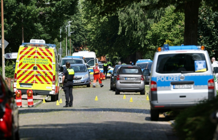 Des policiers et des secouristes sur les lieux d'une fusillade à Stade, dans le nord de l'Allemagne, le 29 juin 2026 ( AFP / Ibrahim OT )