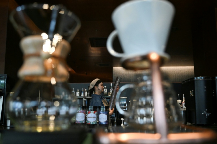 Une employée dans un café Starbucks à Séoul, le 19 mai 2026 en Corée du Sud ( AFP / Pedro PARDO )