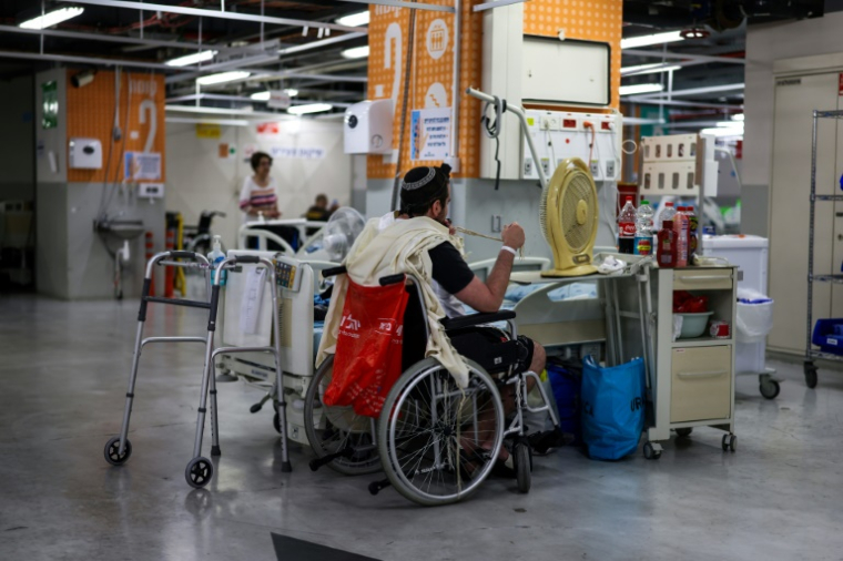 Un patient d'un hôpital de Tel Aviv dans un abri souterrain, le 8 juin 2026 en Israël, après le retentissement de sirènes à la suite d’attaques iraniennes ( AFP / Ilia YEFIMOVICH )