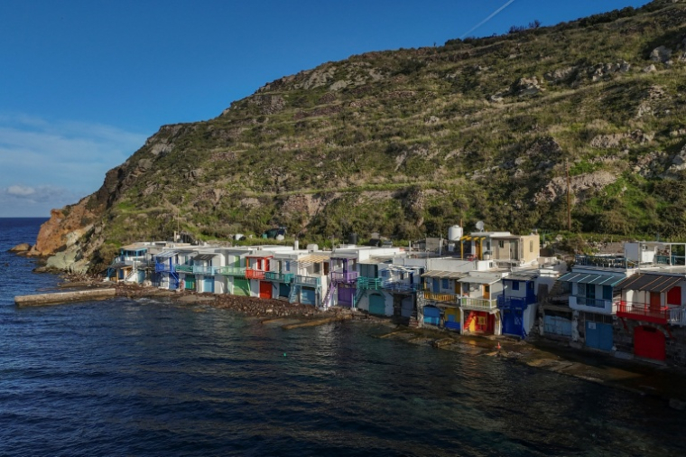 Le village de Klima sur l'île grecque de Milos, en mer Egée, le 4 février 2025 ( AFP / Aris MESSINIS )