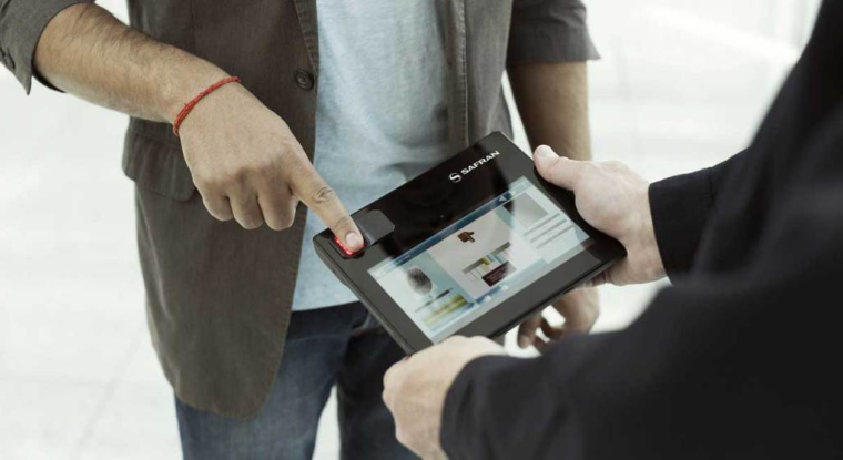 Contrôle d'identité sur un terminal Safran. (© E. Verzanobres / Safran)