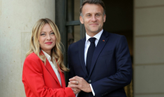 Le président français Emmanuel Macron (d.) accueille la Première ministre italienne Giorgia Meloni avant une réunion au palais de l'Elysée, à Paris, le 17 avril 2026 ( AFP / Ludovic MARIN )
