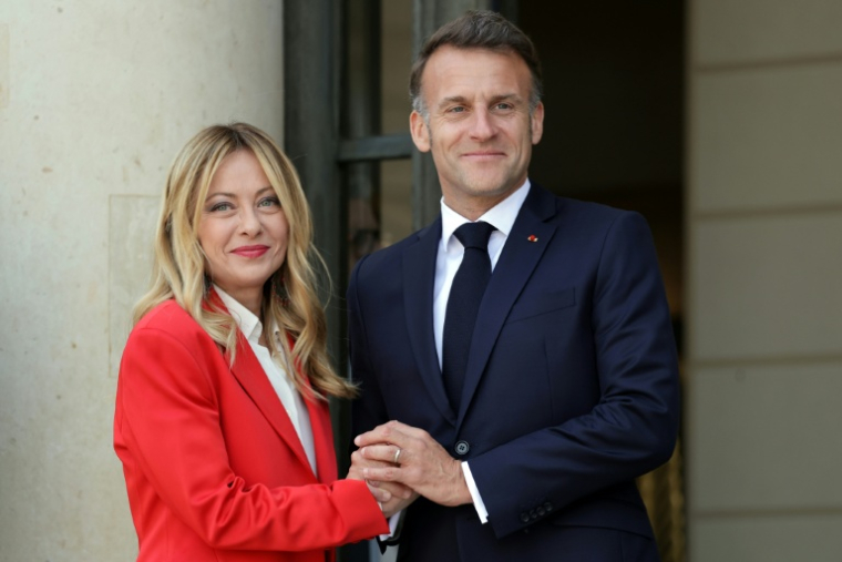 Le président français Emmanuel Macron (d.) accueille la Première ministre italienne Giorgia Meloni avant une réunion au palais de l'Elysée, à Paris, le 17 avril 2026 ( AFP / Ludovic MARIN )