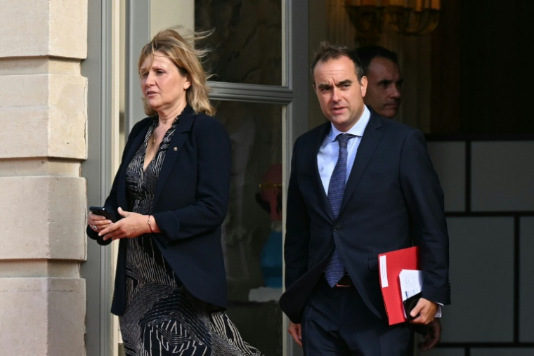 Yaël Braun-Pivet (G) et Sébastien Lecornu (D) devant le Palais Bourbon le 11 septembre 2025 ( AFP / Bertrand GUAY )