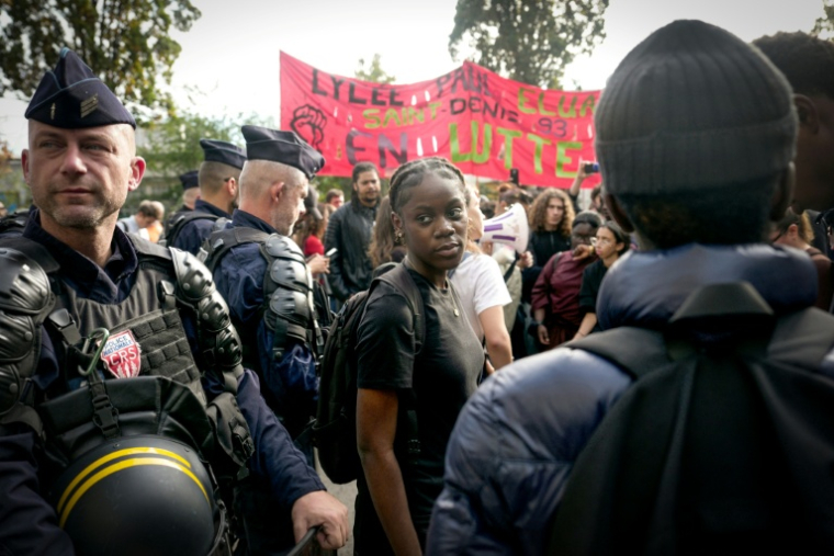 Rassemblement de plusieurs centaines d'élèves et enseignants du lycée Paul-Eluard de Saint-Denis le 15 octobre contre l'intervention de la police dans leur établissement ( AFP / Dimitar DILKOFF )