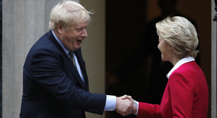 Qu’il paraît loin le temps où Boris Johnson et Ursula von der Leyen échangeaient une chaleureuse poignée de main et affichaient leur entente. (© AFP)
