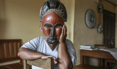 Une femme, expulsée des Etats-Unis vers le Cameroun dans le cadre de la politique anti-immigrés du président américain Donald Trump, pose masquée pour une photo à Yaoundé, la capitale camerounaise, le 9 septembre 2026 ( AFP / - )