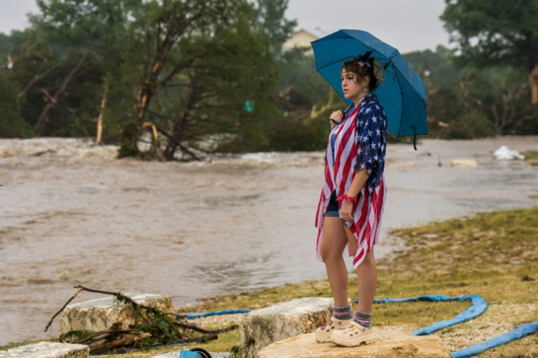 Une habitante de Kerrville, dans le centre du Texas (sud des Etats-Unis), au bord du fleuve Guadalupe dont la crue a provoqué des inondations le 4 juillet 2025 ( GETTY IMAGES NORTH AMERICA / Eric Vryn )