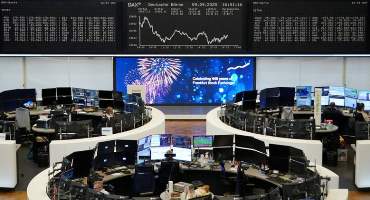 Le graphique de l'indice allemand DAX est photographié à la bourse de Francfort