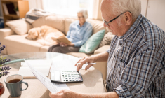 Quels conséquences pourrait avoir la suppression de l'abattement de 10% pour les retraités ? ( Crédits photo: ©  Seventyfour - stock.adobe.com)