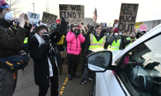Manifestants devant un bâtiment fédéral à Saint Paul, Minnesota, le 8 janvier 2026 ( AFP / Octavio JONES )