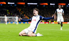 À 17 ans, il brise le record du plus jeune buteur anglais depuis 1957