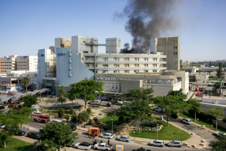 De la fumée s'élève de l'hôpital Soroka de Beersheva, dans le sud d'Israël, touché par une frappe iranienne le 19 juin 2025 ( AFP / Maya LEVIN )