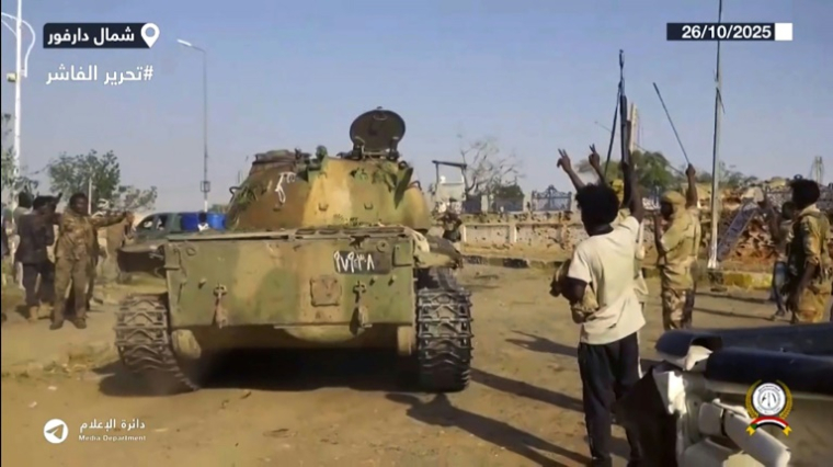 Capture d'écran d'une vidéo diffusée le 26 octobre 2025 sur le compte Telegram des Forces de soutien rapide (FSR), montre des combattants des FSR célébrant près d'un char dans une rue d'El-Facher, au Darfour, dans l'ouest du Soudan ( Rapid Support Forces (RSF) / - )