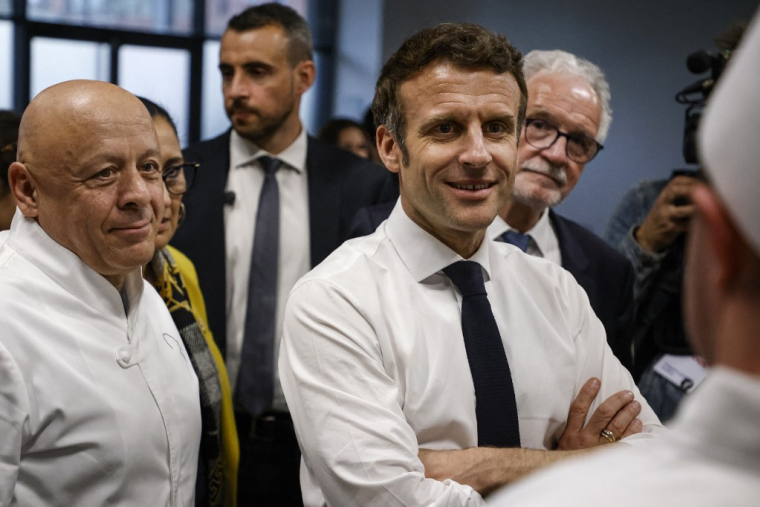 Thierry Marx et Emmanuel Macron, à Dijon, en mars 2022 ( AFP / LUDOVIC MARIN )