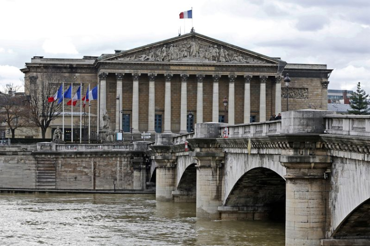 Le drapeau français flotte au sommet du bâtiment de l'Assemblée nationale