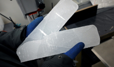 Un scientifique manipule des carottes glaciaires antarctiques dans un laboratoire à Bruxelles, le 15 juillet 2025 en Belgique ( AFP / Nicolas TUCAT )