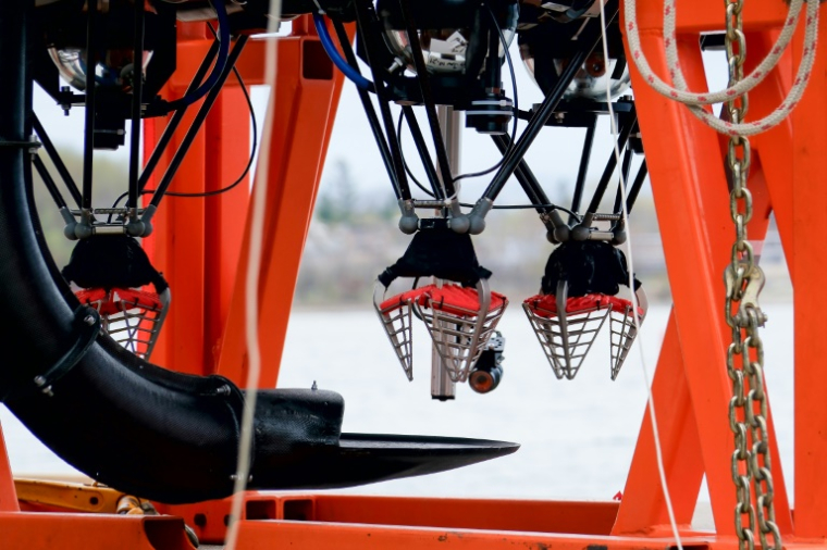 Les bras du robot Eureka II d'Impossible Metals, lors d'une séance de test à Collingwood en Ontario au Canada, le 1er mai 2025 ( AFP / John Wong )