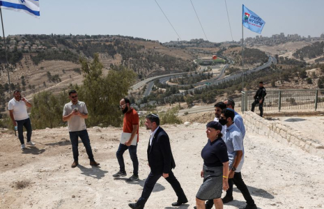 Le ministre israélien des finances, M. Smotrich, s'exprime lors d'une conférence de presse sur l'expansion des colonies, près de la colonie israélienne de Maale Adumim