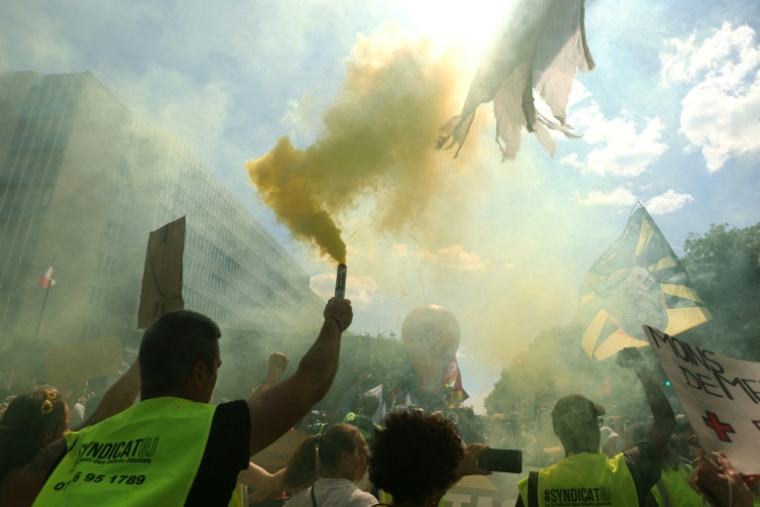 Des Gilets jaunes manifestent à Paris le 1er mai 2025 ( AFP / Alain JOCARD )