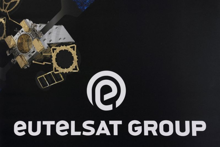 Le logo du Groupe Eutelsat est photographié au siège parisien d'Issy-les-Moulineaux