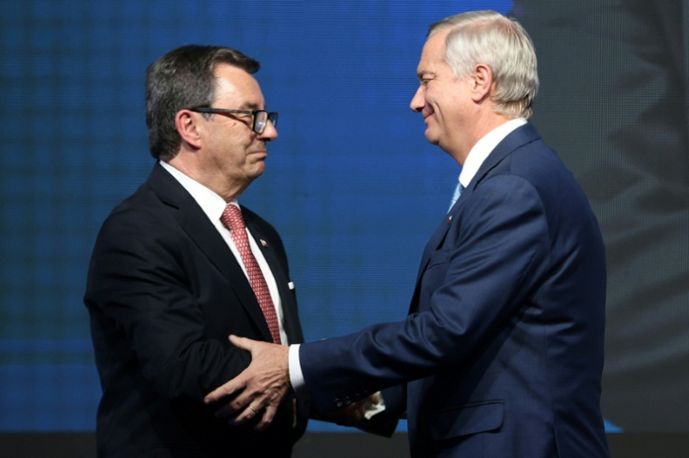 José Kast (droite) félicite son nouveau ministre de la Défense, Fernando Barros à Santiago, le 20 janvier 2026. ( AFP / Alvaro NARANJO )
