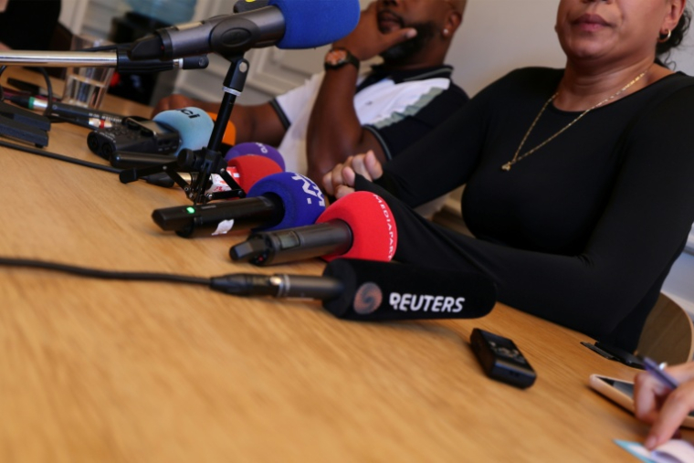 Les parents d'Eden, 14 ans, grièvement blessé lors d'une manifestation de lycéens, lors d'une conférence de presse dans les bureaux de leur avocate à Saint-Ouen-L'Aumône, dans le Val-d'Oise, le 5 octobre 2026 ( AFP / Mehdi FEDOUACH )