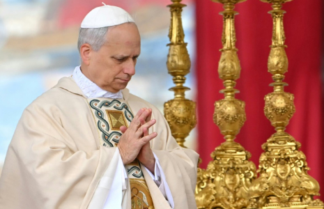 Le pape Léon XIV célèbre une messe pour le début de son pontificat, place Saint-Pierre au Vatican, le 18 mai 2025 ( AFP / Alberto PIZZOLI )