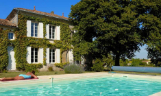 Toutes les piscines enterrées dans le sol ou hors sol, ne pouvant être déplacées sans être démolies, doivent être déclarées. (© Adobestock)