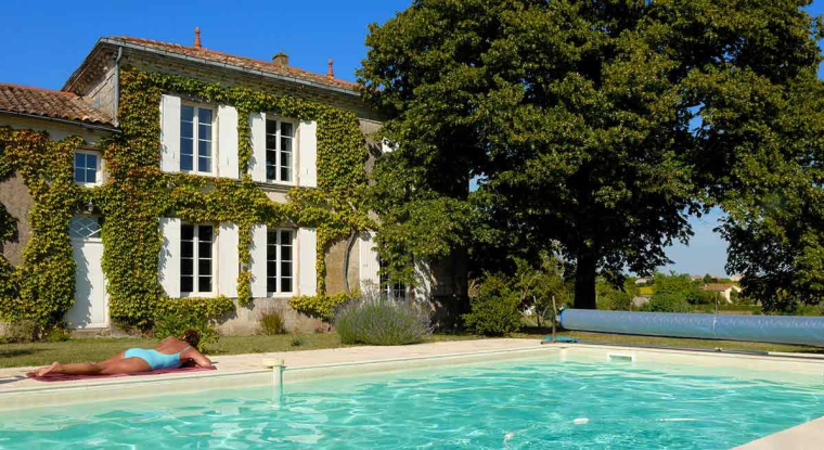 Toutes les piscines enterrées dans le sol ou hors sol, ne pouvant être déplacées sans être démolies, doivent être déclarées. (© Adobestock)