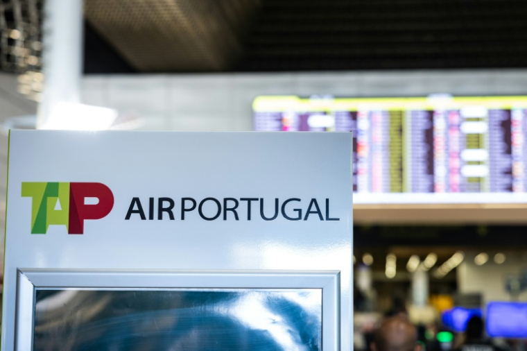 Le logo de la compagnie aérienne TAP Air Portugal à l'aéroport Humberto Delgado de Lisbonne, le 2 avril 2026 ( AFP / HENRIQUE CASINHAS )