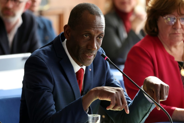 Le maire LFI de Saint-Denis, Bally Bagayoko, préside la première séance du nouveau conseil municipal de Saint-Denis, le 21 mars 2026 en Seine-Saint-Denis ( AFP / Ludovic MARIN )