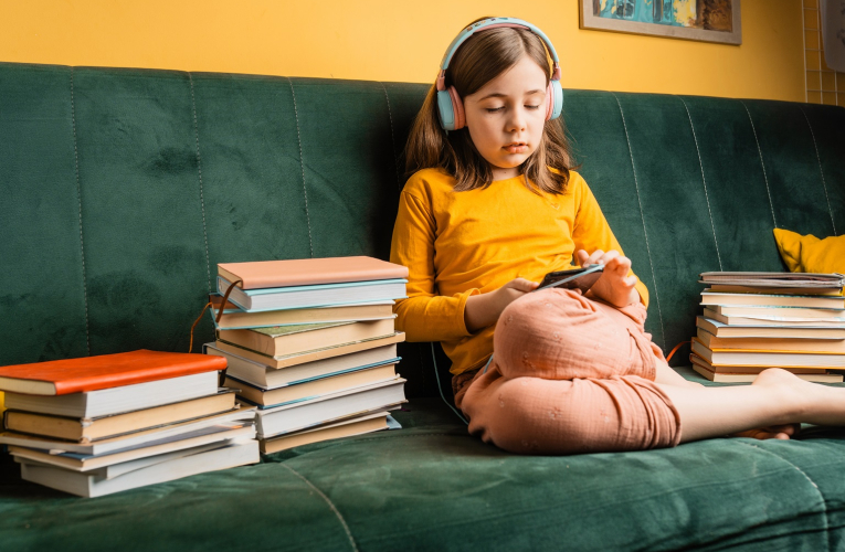 33% des Français ont écouté au moins un livre audio au cours des 12 derniers mois. (crédit : Adobe Stock)