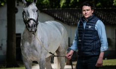 L'entraineur David Cottin et le cheval "Le Berry" à Lamorlaye, le 10 mai 2021 dans l'Oise ( AFP / Martin BUREAU )