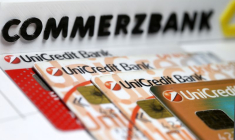 Le logo de la Commerzbank à proximité de cartes de crédit d'Unicredit