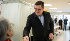 Le candidat PS à la mairie de Lille Arnaud Deslandes vote au premier tour des municipales, le 15 mars 2026 à Lille  ( AFP / Elise HOUBEN )